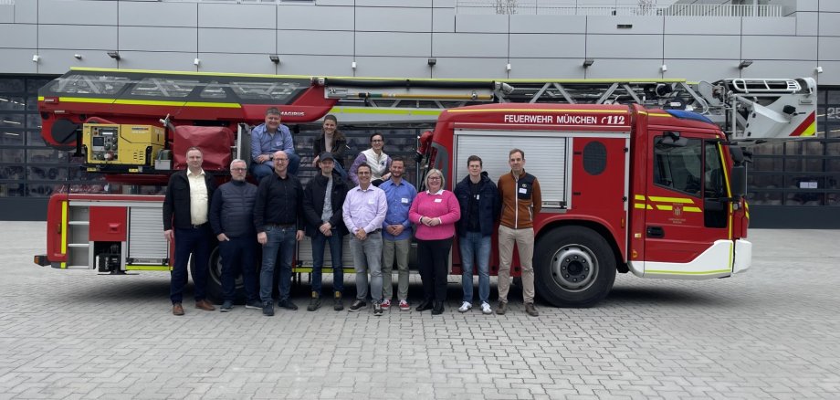 08/2026 - Bild 01: Gruppenfoto des interdisziplinären Teams aus ganz Deutschland bei der Tagung in München. 08/2026 - Bild 01: Gruppenfoto des interdisziplinären Teams aus ganz Deutschland bei der Tagung in München.
