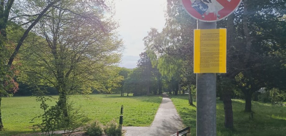 Im Gemünder Kurpark wurden Hinweisschilder wegen möglicher Giftköder aufgehangen.
