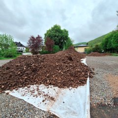 Zwischenlagerung von Erd- und Grünabfall am ehemaligen Katharinenhof in Gemünd.