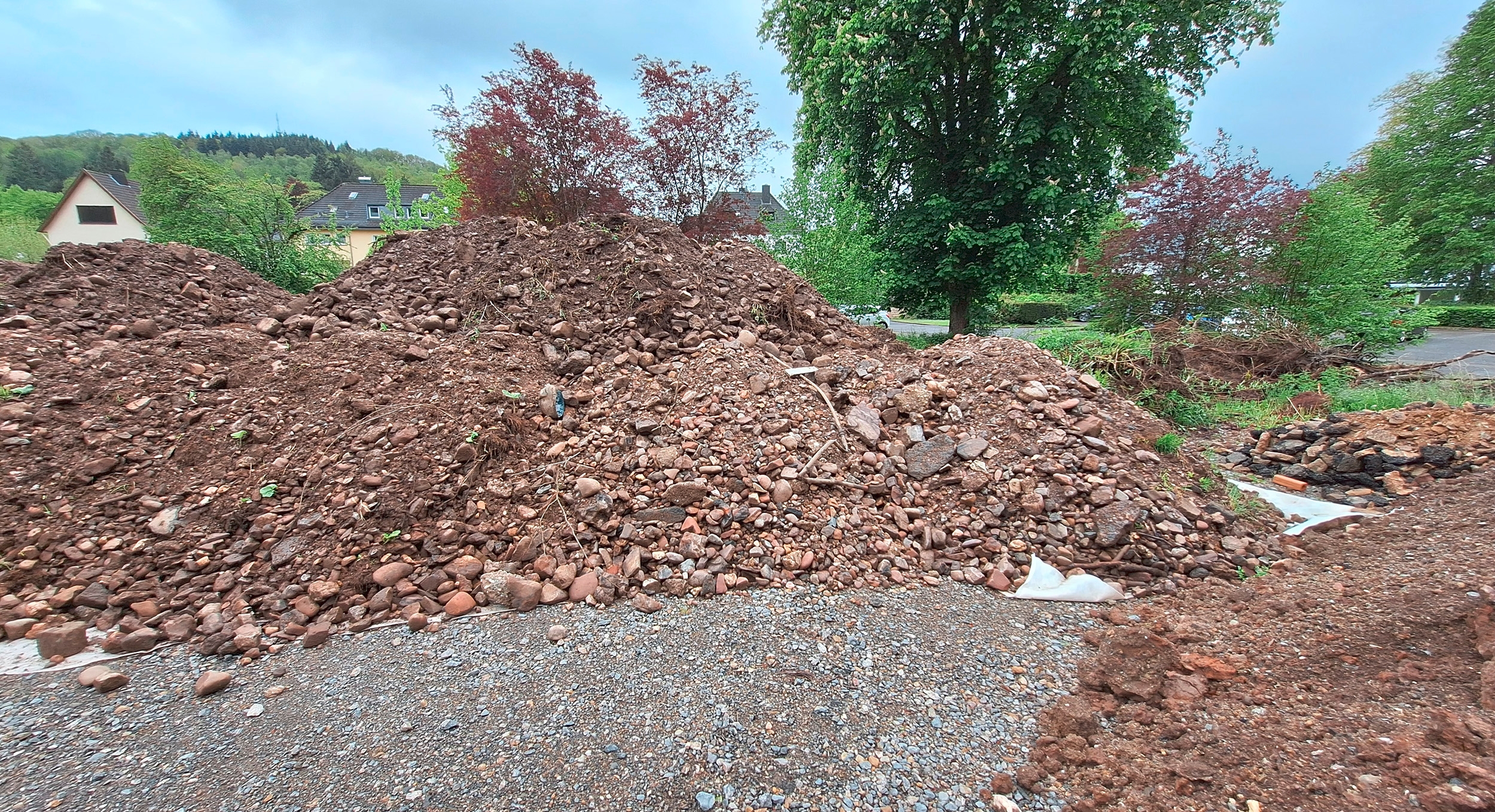 Zwischenlagerung von Erd- und Grünabfall am ehemaligen Katharinenhof in Gemünd. Zwischenlagerung von Erd- und Grünabfall am ehemaligen Katharinenhof in Gemünd.