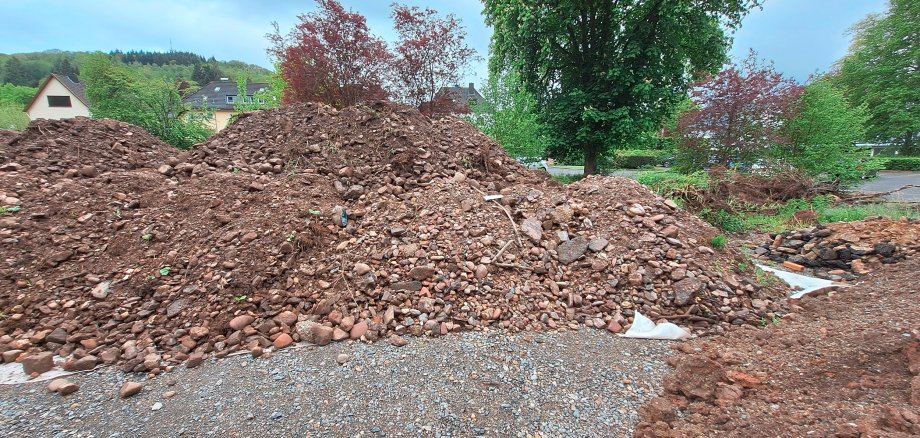 Zwischenlagerung von Erd- und Grünabfall am ehemaligen Katharinenhof in Gemünd.