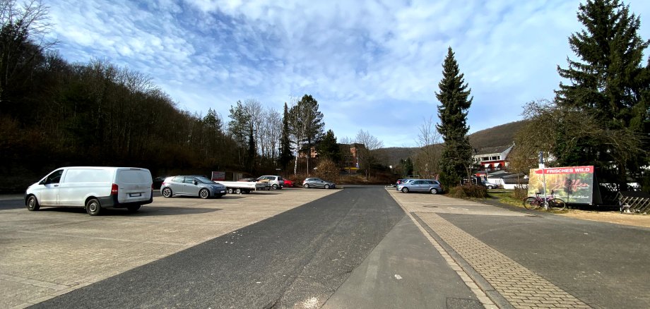 24/2026 - Bild 01: Etwas mehr als 30 Parkplätze auf dem Eifel-Ardennen-Platz in Gemünd werden künftig werktags mit einer Parkdauer von maximal zwei Stunden und Parkscheibenpflicht beschränkt. (Archivfoto Stadt Schleiden / Kerstin Wielspütz)