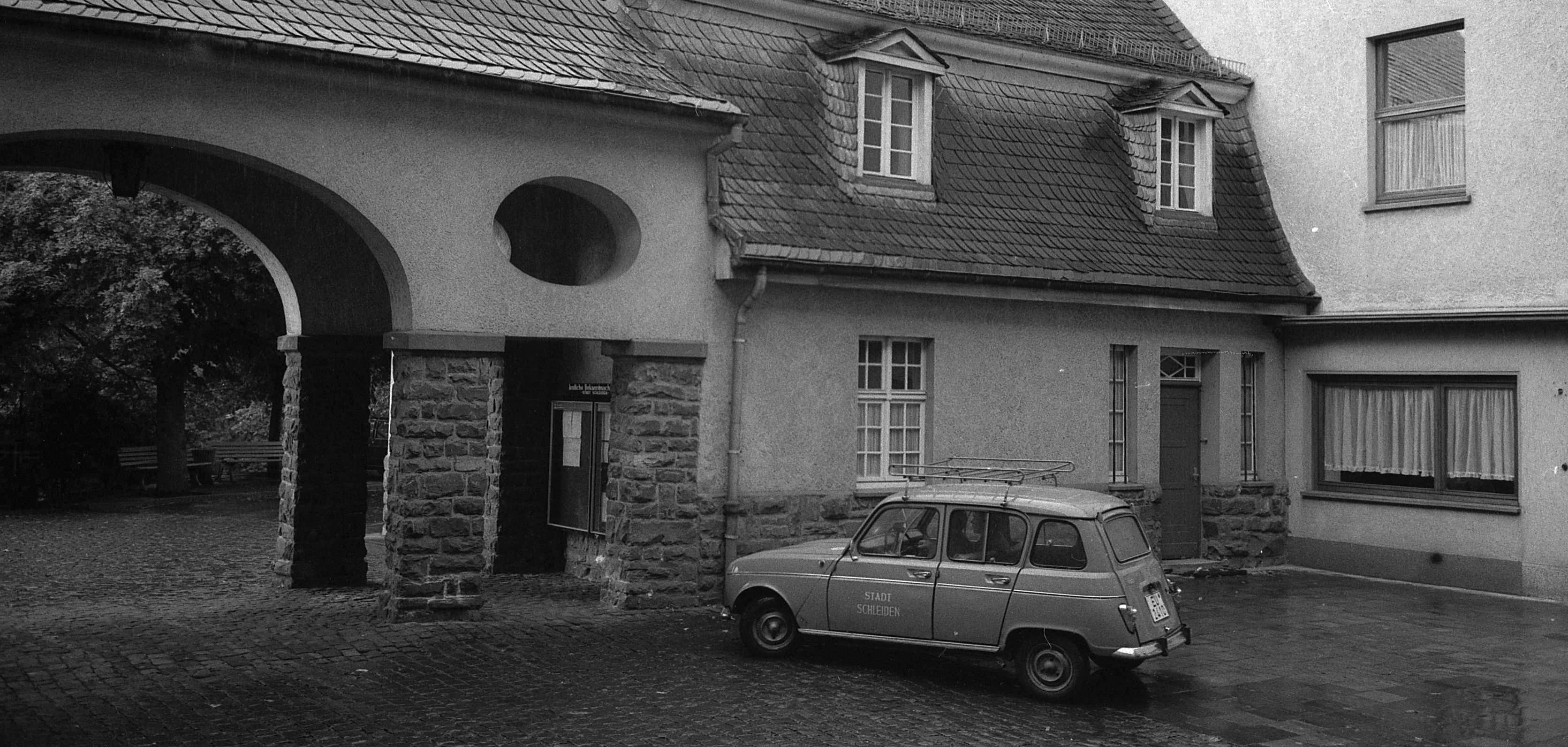 19/2026 - Bild 01: Innenhof des Landratsamtes, ca. 1975. (© Peter Felten)
