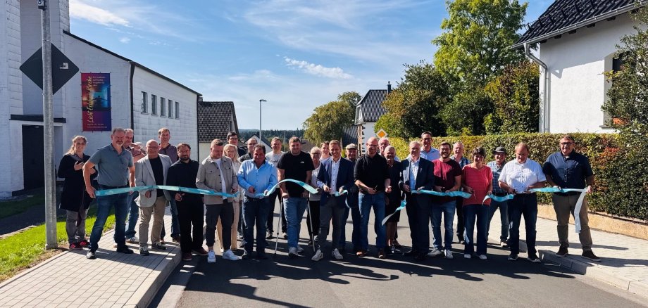 Mit dem obligatorischen „Scherenschnitt“ wurde die neue Straße in Schleiden-Scheuren jetzt offiziell für den Verkehr freigegeben. Mit dem obligatorischen „Scherenschnitt“ wurde die neue Straße in Schleiden-Scheuren jetzt offiziell für den Verkehr freigegeben.