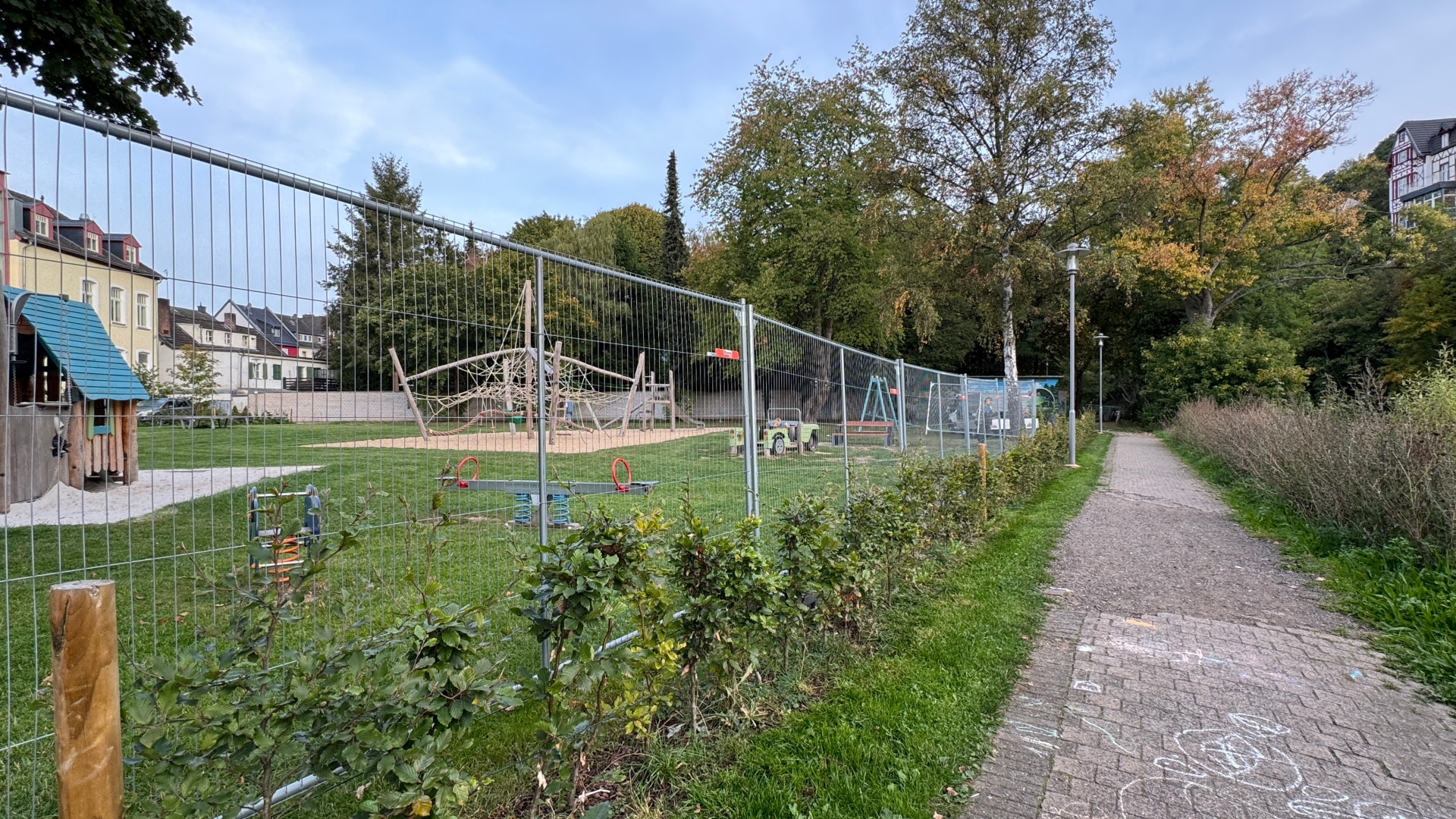 2026/01 - Bild 01: Der Spielplatz hinter der Alten Schule in Gemünd wurde eingezäunt, damit die Kinder der Kindertagesstätte Gemünd diesen nutzen können, bis das Außengelände fertiggestellt ist. (© Stadt Schleiden / Kerstin Wielspütz)