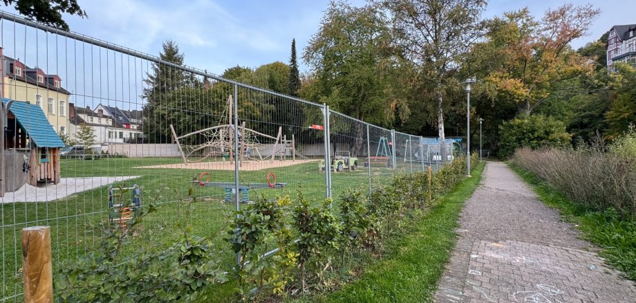 21/2026 - Bild 01: Der Spielplatz hinter der Alten Schule in Gemünd wurde eingezäunt, damit die Kinder der Kindertagesstätte Gemünd diesen nutzen können, bis das Außengelände fertiggestellt ist. (© Stadt Schleiden / Kerstin Wielspütz) 2026/01 - Bild 01: Der Spielplatz hinter der Alten Schule in Gemünd wurde eingezäunt, damit die Kinder der Kindertagesstätte Gemünd diesen nutzen können, bis das Außengelände fertiggestellt ist. (© Stadt Schleiden / Kerstin Wielspütz)