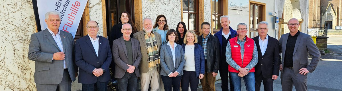 Gruppenfoto anlässlich der Neueröffnung an der Aachener Straße 13 in Gemünd.