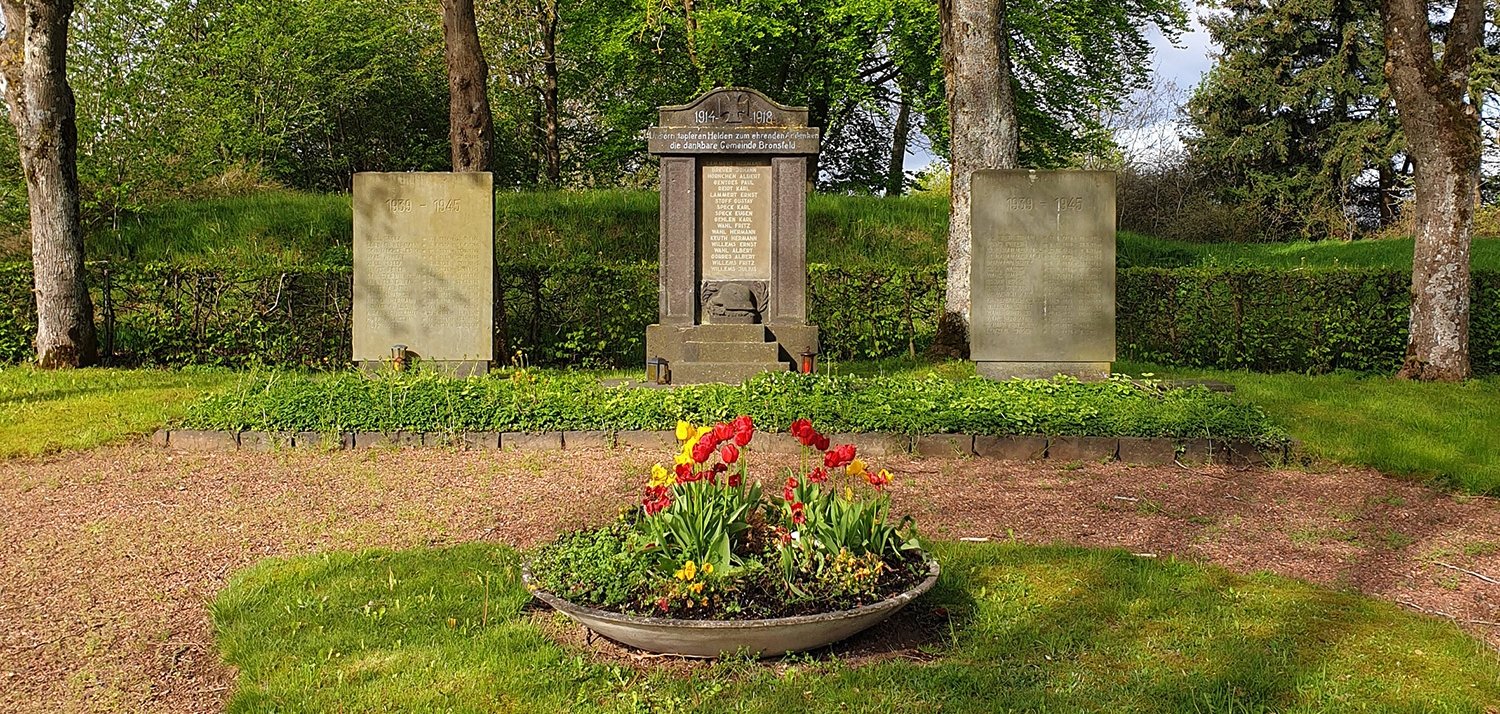 Ehrenmal in Bronsfeld. Ehrenmal in Bronsfeld.