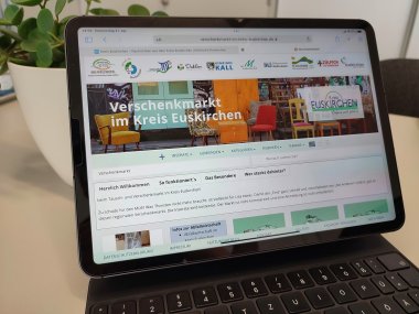 Der neue Online-Verschenk- und Tauschmarkt im Kreis Euskirchen schont Ressourcen und Klima und ist unkompliziert zu nutzen. Der neue Online-Verschenk- und Tauschmarkt im Kreis Euskirchen schont Ressourcen und Klima und ist unkompliziert zu nutzen.