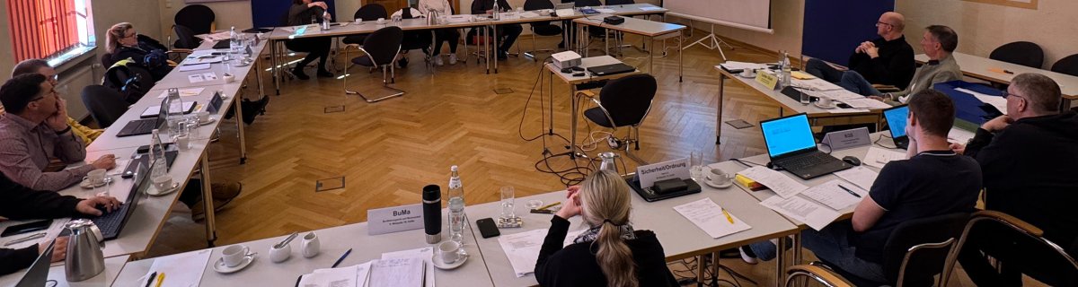 Der Stab für außergewöhnliche Ereignisse (SAE) probt im Schleidener Rathaus regelmäßig den Ernstfall. Der Stab für außergewöhnliche Ereignisse (SAE) probt im Schleidener Rathaus regelmäßig den Ernstfall.