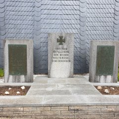 Ehrenmal Ettelscheid Gedenktafeln am Ehrenmal Ettelscheid.