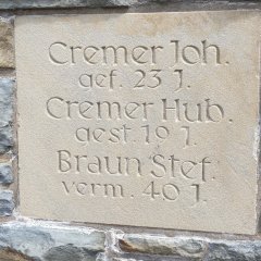 Nierfeld, Kriegerdenkmal, Detailansicht Gedenktafel. Nierfeld, Kriegerdenkmal, Detailansicht Gedenktafel.