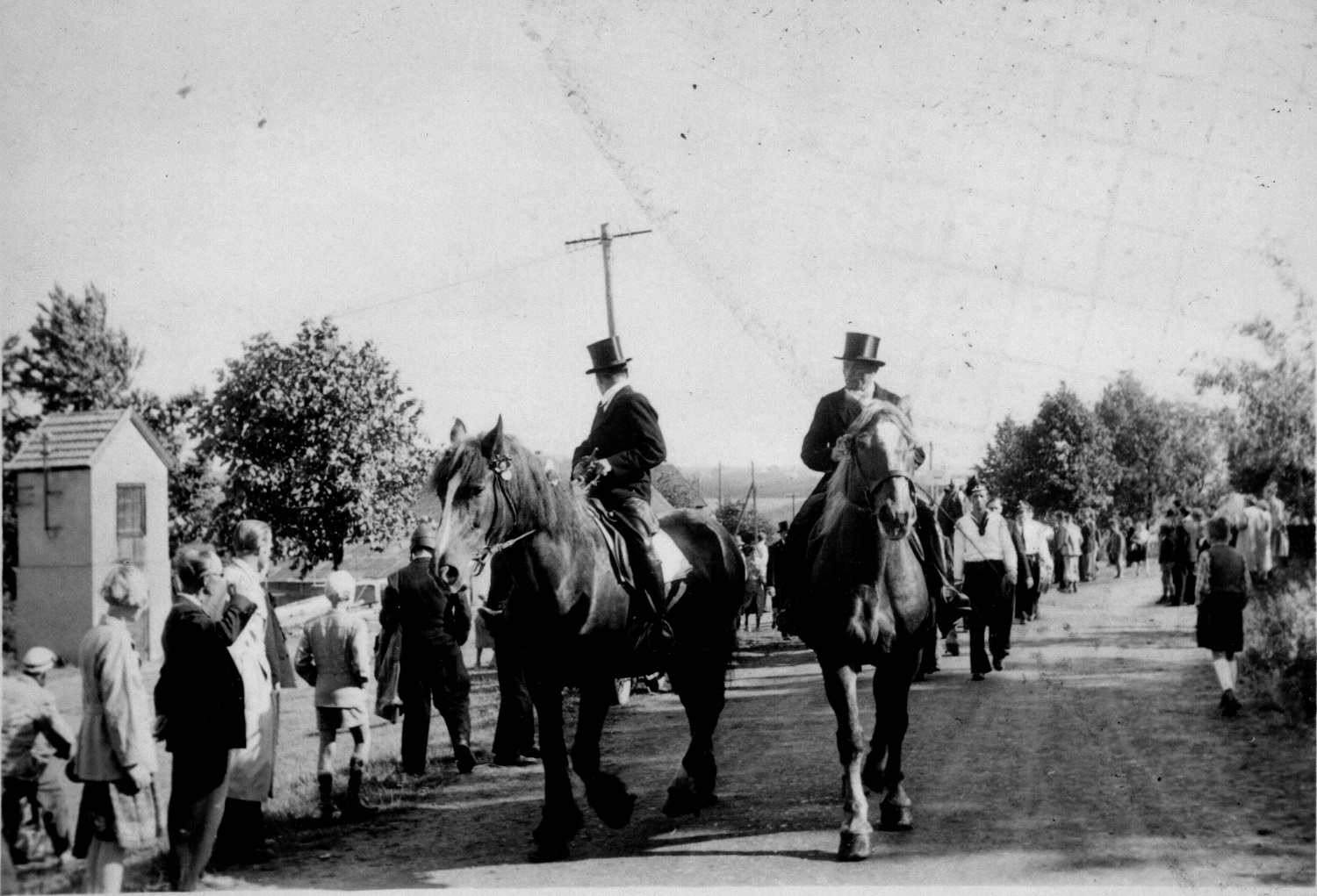 Kirmesumzug durch Scheuren mit Reitern und Tambourchor (Ende der 1940er Jahre). Links das Transformatorenhaus. Die Kapelle stand noch nicht.