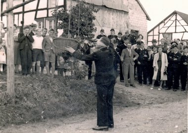 „Hahneköppe“ vor dem Haus Esch in Scheuren. Anfang der 1950er Jahre.