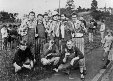Mitte der 60er wurde in Scheuren anstelle des „Hahneköppens“ – von Tierschützern als Leichenfledderei bezeichnet – in Schlafanzügen Fußball gespielt. Es ging Alt gegen Jung. Die Sieger des Turniers sind nicht mehr bekannt!