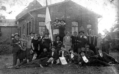 Stolz präsentiert sich in den 1930er Jahren das Scheurener „Kirmesgeloog“ vor der „Schenkwirtschaft“ Hubert Groß in Scheuren.