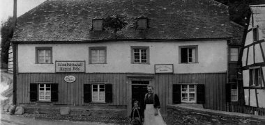 Gastwirtschaft Röhl um 1936, vorne Maria Röhl mit ihrer Nichte Marga.