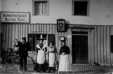 Wirtschaft Röhl um 1910. V. L, Gastwirt Barthel Röhl mit den Töchtern Maria und Anna und Ehefrau Katharina.