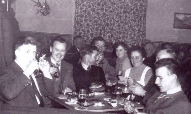 Alljährlich an Sylvester fand das „Auskarten“ von Neujahrswecken statt. Das Foto entstand Anfang der 1950er Jahre und zeigt v. L. Otto Kirst, Alfred Bous, Mathias Nießen, Agnes Röhl, Hilarius Müller (halb verdeckt) und Richard Kist; im Hintergrund Ernst und Marga Klinkhammer.