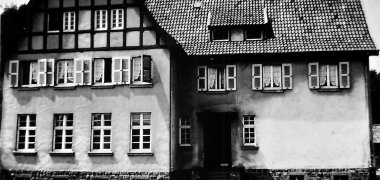 Das zweite Schulgebäude in der Straße Oleftal wurde 1927 bezogen; bis 1971 waren hier Volksschule und Lehrerdienstwohnungen untergebracht; in den ehemaligen Schulräumen befindet sich seit 1972 der Kindergarten; die oberen Etagen werden als städtische Wohnungen genutzt. 