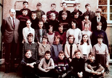 Schüler/innen des 7. und 8. Schuljahres der Volksschule Olef mit Lehrer Karl Meltzow, aufgenommen 1968 am ehemaligen Schulgebäude, heute Kindergarten. Obere Reihe, jeweils v.l.: Egon Schwarz, Jürgen Nabbefeld, Willi Larres, Horst Fehse, Ludwig Bings, Frank Golbach; 4. Reihe: Lehrer Karl Meltzow, Dieter Steinbach, Günter Hermanns, Günter Kuhnt, Reiner Jansen, Werner Kirfel, Inge Reß, Anita Klaßen, Rosemarie Käßbach; 3. Reihe: Christel Balter, Heidi Käßbach, Liesel Evertz, Margot Reß, Cornelia Bons, Liesel Mertens, Ursula Mehren; 2. Reihe: Agnes Bings, Ruth André, Gerda Jansen, Brigitte Jansen, Sylvia Delissen, Veronika Winter; vorne sitzend: Bernd Birkhahn, Werner Hilger, Hans Josef Käßbach, Klaus Kleefeld, Erwin Müller.