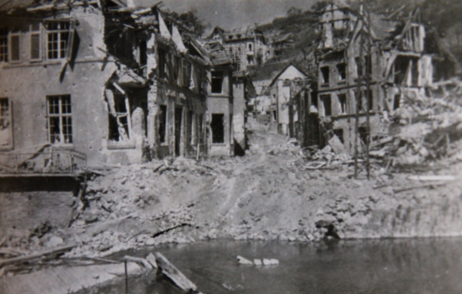 Die zerstörte Bergstraße 1945