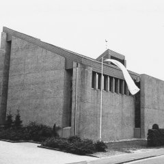 SA Schleiden: Zwischen 1972 und 1973 wurde die heutige moderne Herhahner Pfarrkirche nach Plänen des Heimbacher Architekten Franz Daheim gebaut. Teile des alten, wegen der steigenden Bevölkerungszahl zu klein gewordenen Gotteshauses von 1926 und fünf seiner Fenster wurden integriert. Die Konsekration fand am 25. August 1973 statt. 
