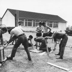 SA Schleiden: Britische Soldaten vom Camp Vogelsang bauen 1975 einen Kinderspielplatz an der Schule in Herhahn. 