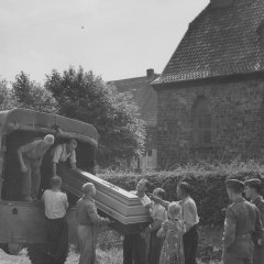 SA Schleiden: Särge mit den sterblichen Überresten längst Verblichener vom Wollseifener Friedhof werden von Militärs nach Herhahn umgebettet.