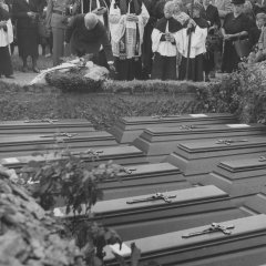 SA Schleiden: Erneute Beisetzung der exhumierten Toten vom Wollseifener Friedhof 1955 auf dem Gottesacker von Herhahn, im Volksmund „Schmodde Jaad“ (hd. Schmiedegarten) genannt.