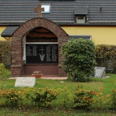 Sammlung H. Wollgarten und F.A. Heinen: Wollseifener Gedenkstätte auf dem Herhahner Friedhof im Jahre 2020.