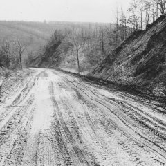 SA Schleiden: Panzerstraße von der Verladerampe an der Eisenbahnstrecke Kall-Hellenthal („Flitsch“) in Schleiden-Höddelbusch nach Herhahn und weiter zum Camp Vogelsang 1962. 