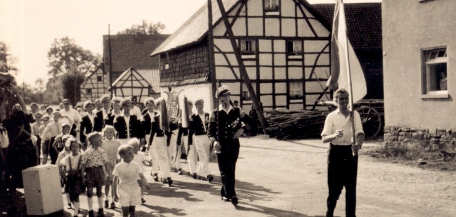 SA Schleiden: Zwei Jahre später, 1964, ist die Panzerstraße („Panzestrooß“) in Beton ausgebaut, um auch schwere Kettenfahrzeuge tragen zu können.  