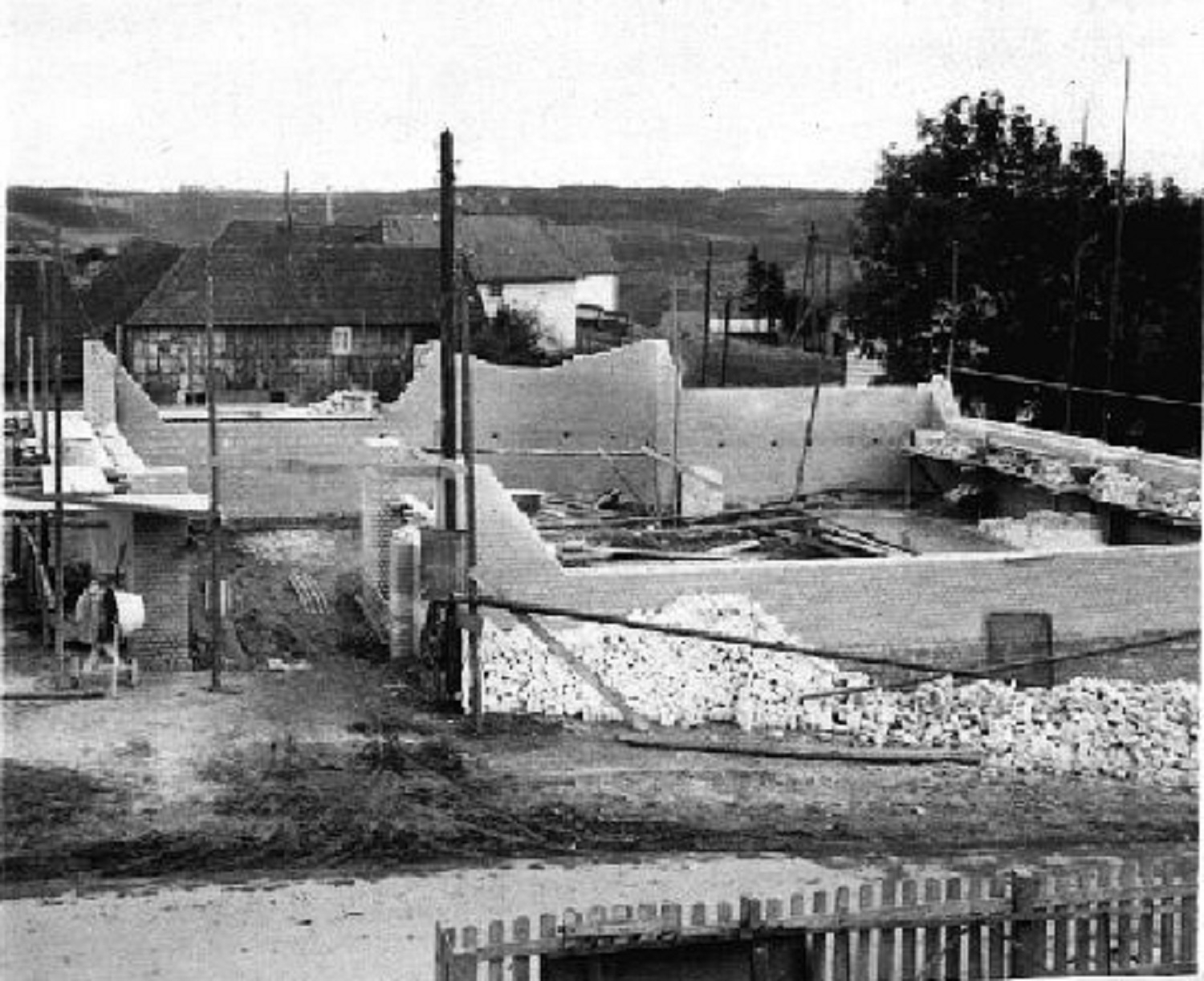 Der Bau hat begonnen. Alle Außen- und Innenwände wurden mit Kalksandsteinen als Sichtmauerwerk errichtet. 