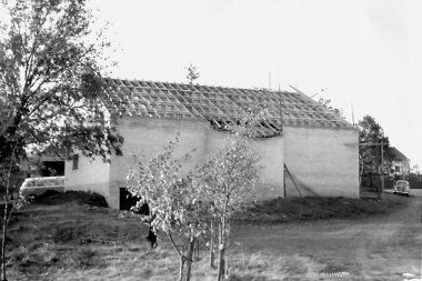 Richtfest. Die Nagelbinder für den Dachstuhl wurden von den Dorfbewohnern im Hand- und Spanndienst „genagelt“. Richtfest. Die Nagelbinder für den Dachstuhl wurden von den Dorfbewohnern im Hand- und Spanndienst „genagelt“.
