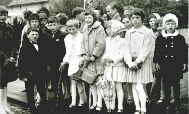 Interessiert verfolgen die Kinder die Festlichkeiten anlässlich der Kapelleneinweihung Interessiert verfolgen die Kinder die Festlichkeiten anlässlich der Kapelleneinweihung