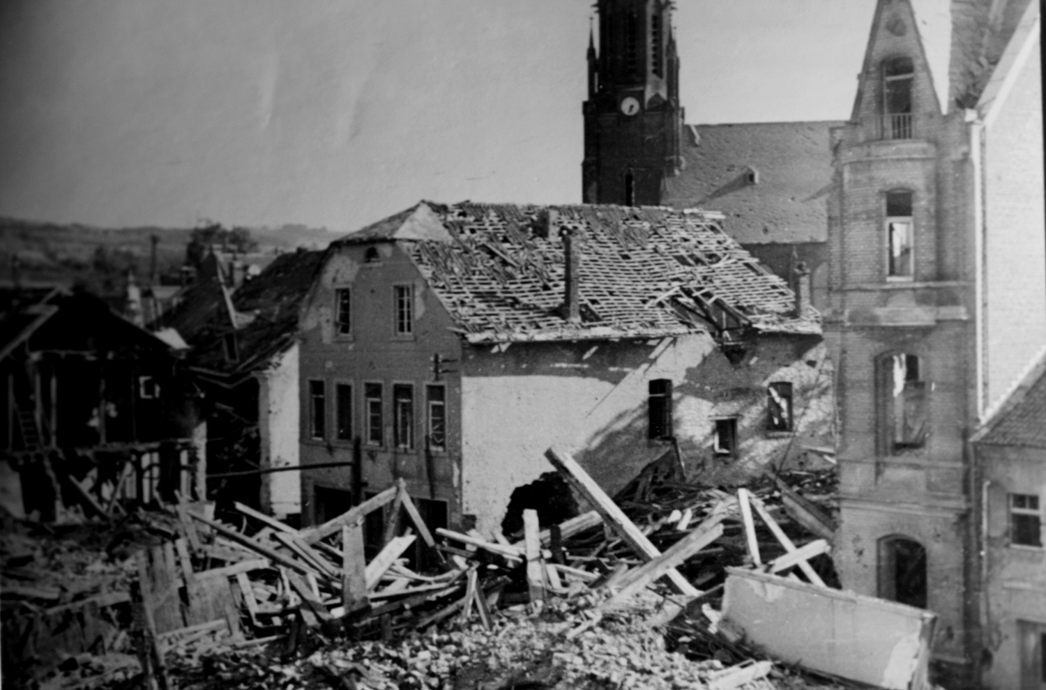 Dreiborner Straße mit altem Bürgermeisterhaus, im Hintergrund die katholische Kirche