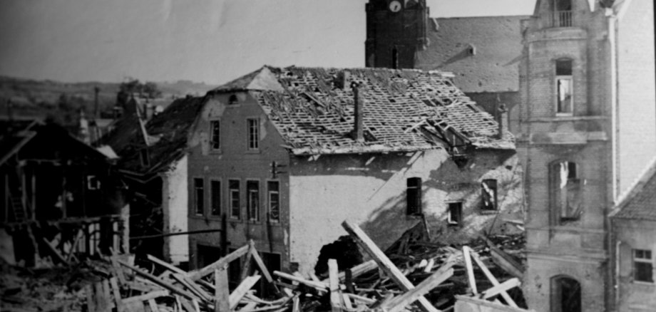 Dreiborner Straße mit altem Bürgermeisterhaus, im Hintergrund die katholische Kirche