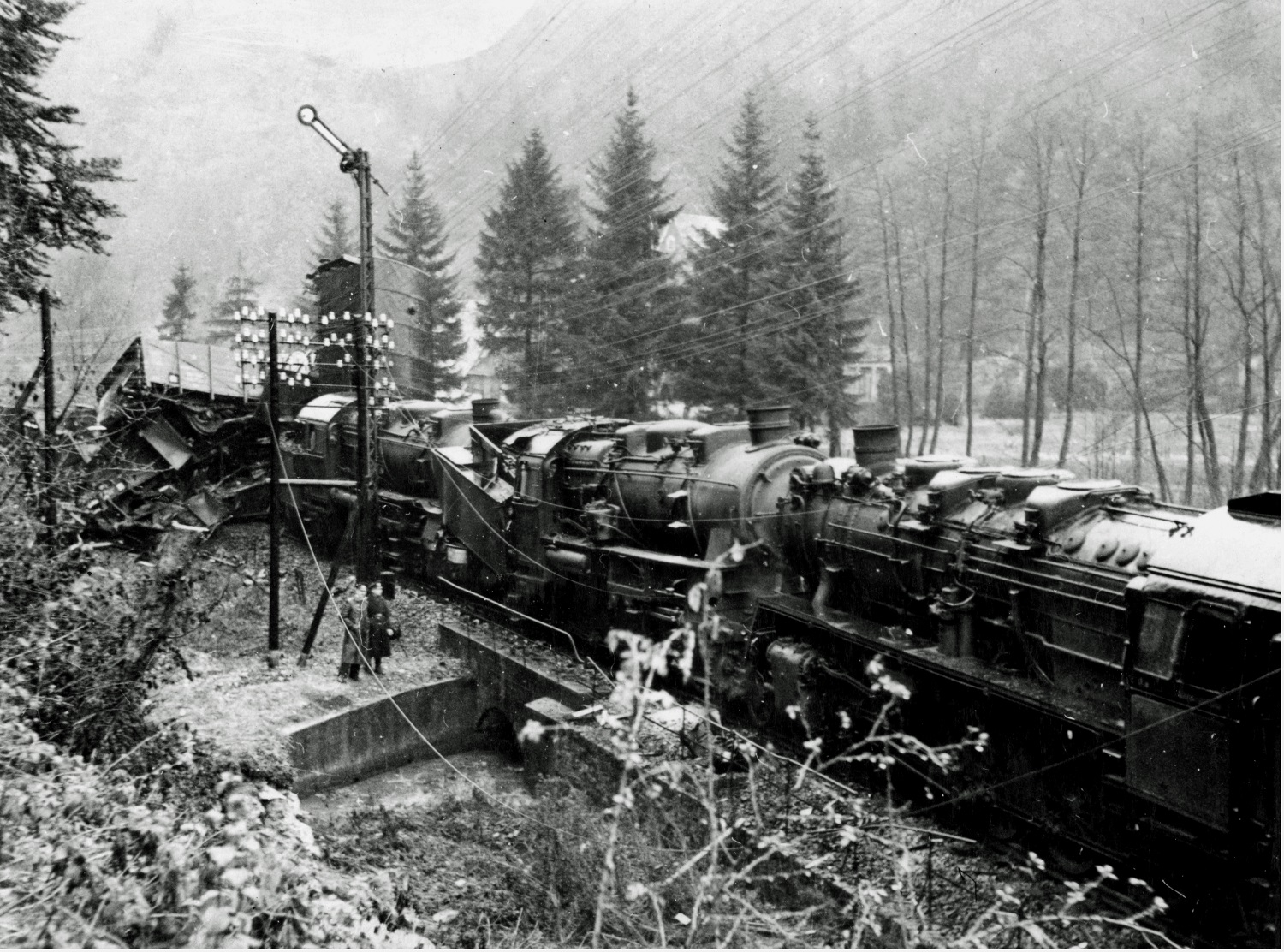 Die Abbildung zeigt die Unfallstelle zwischen Urft  und  Burg  Dalbenden  im  Jahre  1949:  Man  sieht  links  im  Bild  das  Gewirr  der  zer-trümmerten Koksgüter-wagen, davor die bei-den  Zuglokomotiven  des  Kokstransportes  in  Richtung  Trier,  rechts  die  führende  Lok  des  Zuges aus Ehrang. 