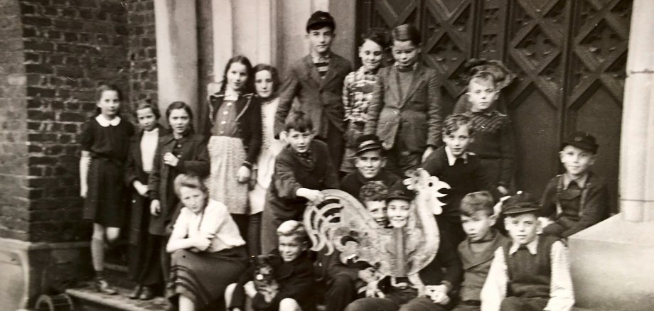 Stolz präsentieren die Kinder den abmontierten Kirchturmhahn. Das Foto stammt aus dem Jahre 1951. Es wurde von Edmund Herbrand aufgenommen, dem wir so viele Fotos aus dem alten Gemünd verdanken.