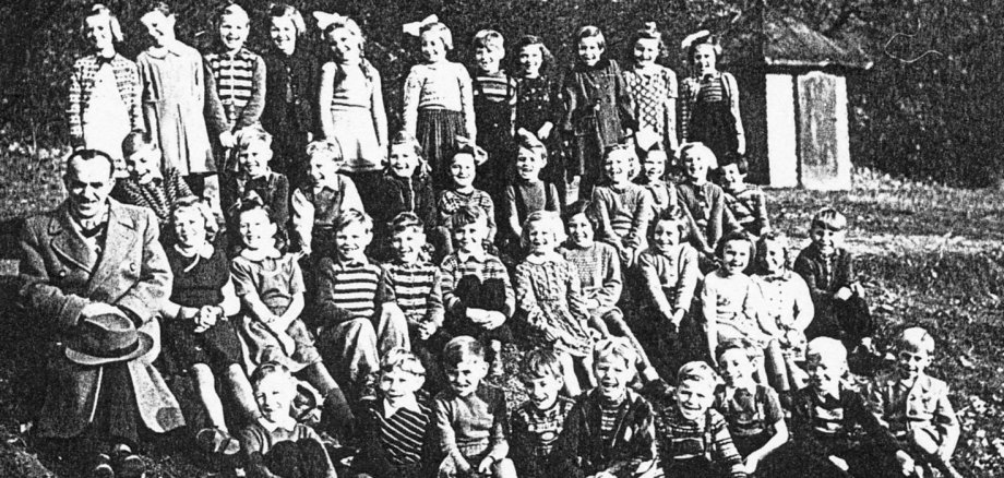 Klassenlehrer Karl Burton mit den Schülern des 1. Schuljahres der katholischen Volksschule Gemünd im Jahr 1953. 