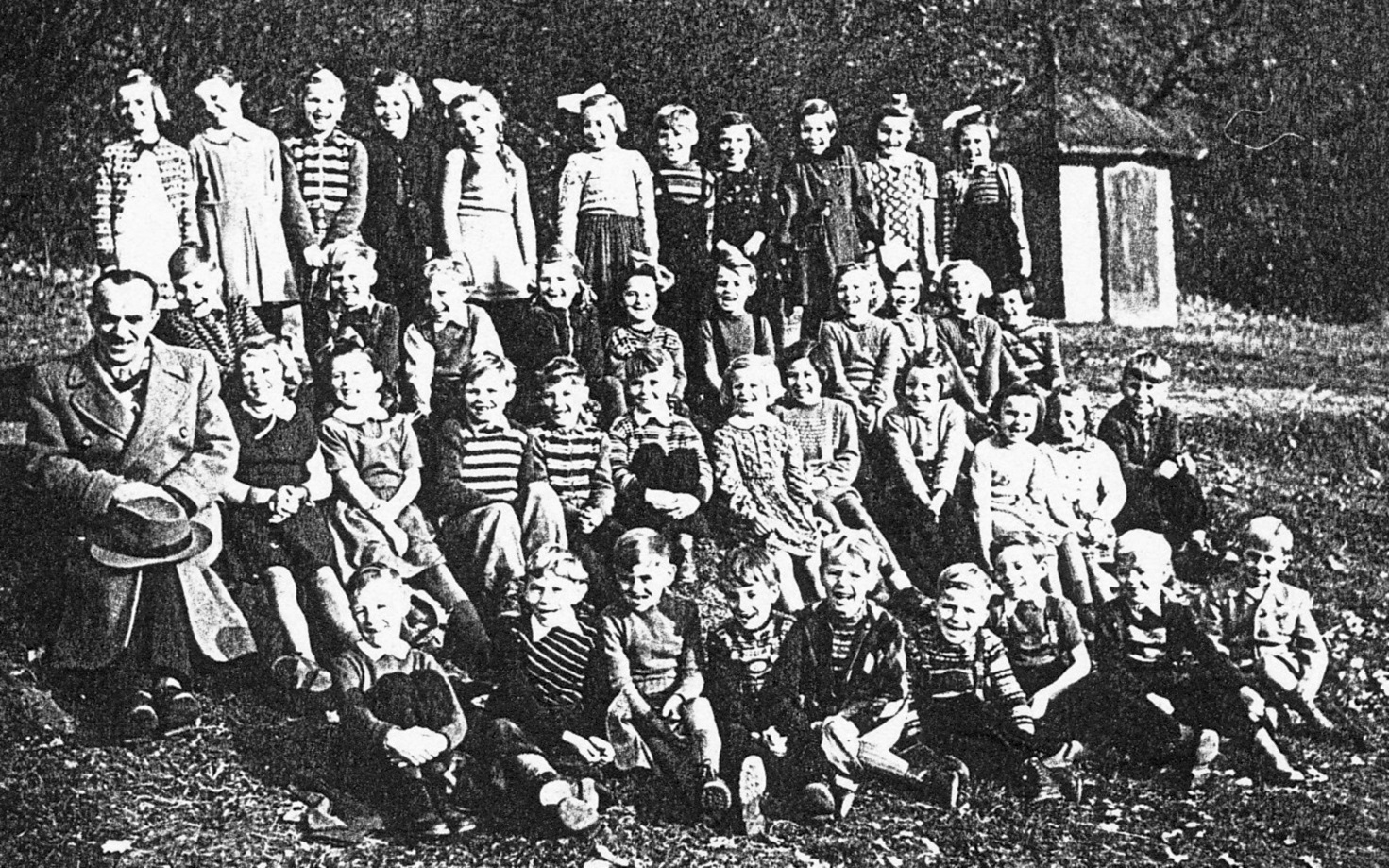 Klassenlehrer Karl Burton mit den Schülern des 1. Schuljahres der katholischen Volksschule Gemünd im Jahr 1953. 