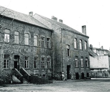 Kath. Volksschule Gemünd 1950 (Richtung Urft), der Schulhof für Jungen. 