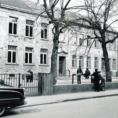 Vorderer Schulhof der Kath. Volksschule Gemünd im Jahre 1950, der Schulhof für Mädchen. Blick von der Dreiborner Straße. 