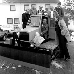 Die  aus  den  Alpen  importierte  „Schneemaus“  wird  von  Stadt-  und  Vereinsvertretern  begut-achtet.  Bürgermeister  Alois  Sommer  betätigt  sich als Testfahrer. 