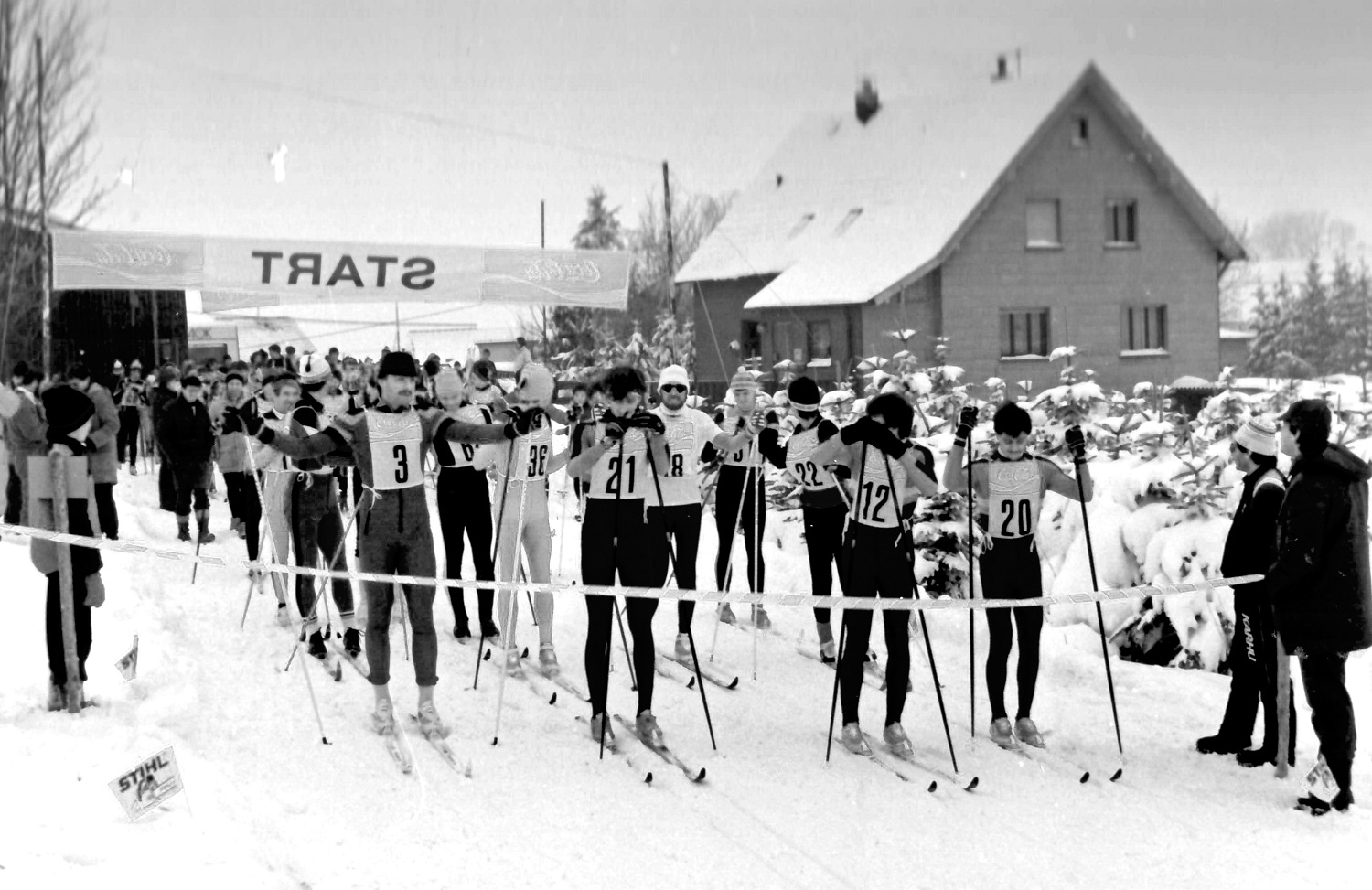 1. Pokallauf der Stadt Schleiden im Februar 1987  –  Das Startfeld kurz vor dem Massenstart.  