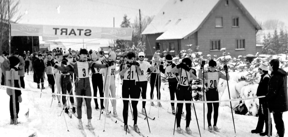 1. Pokallauf der Stadt Schleiden im Februar 1987  –  Das Startfeld kurz vor dem Massenstart.  