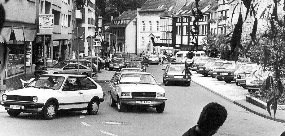 Die Situation der Innenstadt nach der ersten Sanierung: Reichlich Parkplatz, aber ohne Aufenthaltsqualität.