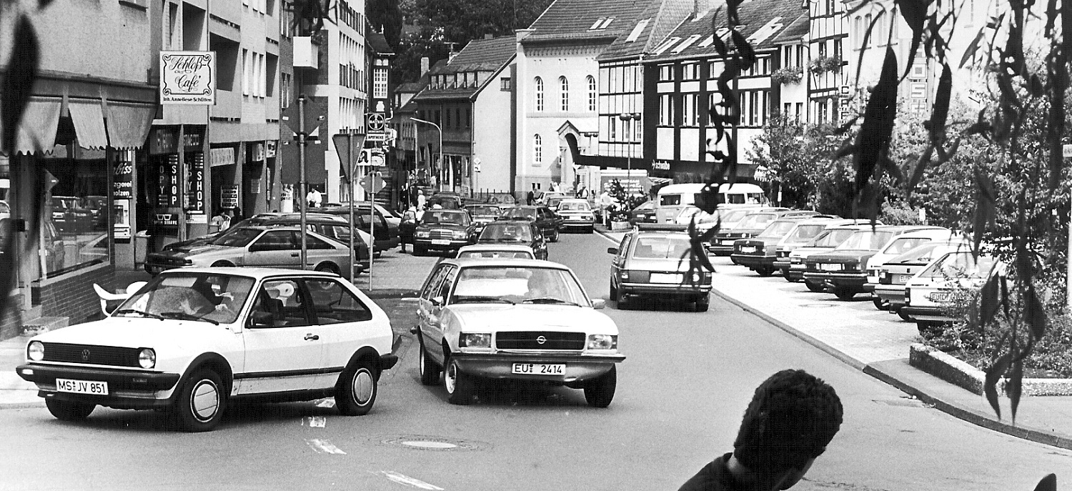 Die Situation der Innenstadt nach der ersten Sanierung: Reichlich Parkplatz, aber ohne Aufenthaltsqualität.