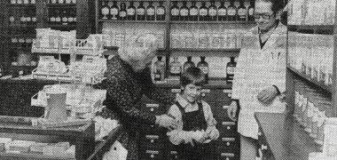 Noch mit 83 Jahren unterstützte Lilly Schlink ihren Nachfolger Georg Koblenz bei der Arbeit in der Apotheke.